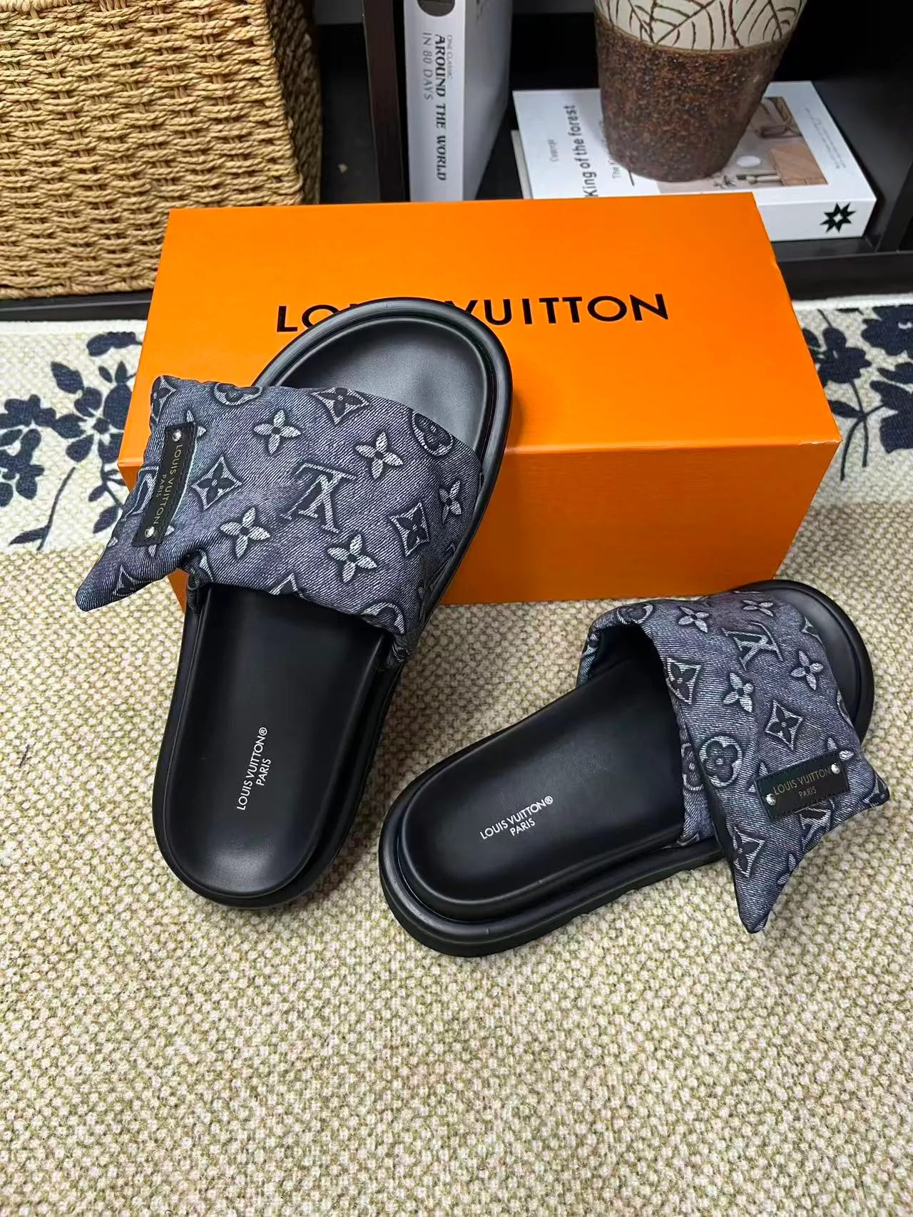 P340 [New Style] [LOUIS VUITTON] Louis Vuitton, LV printing, men's and women's slippers are now on the market, packed in drawer boxes with cloth bags and cards, the upper pattern looks very soft and waxy, and is a super versatile leg slimming tool. Fabric: imported denim/canvas/old fabric, LV hardware LOGO, official website pattern printing, comfortable to wear, feet: high-elastic PU water table. Sole: foam sole, heel height: about 5cm. Code number: 35-46, 35, 45, 46 are custom-made and non-returnable. Color: multiple colors and styles available.